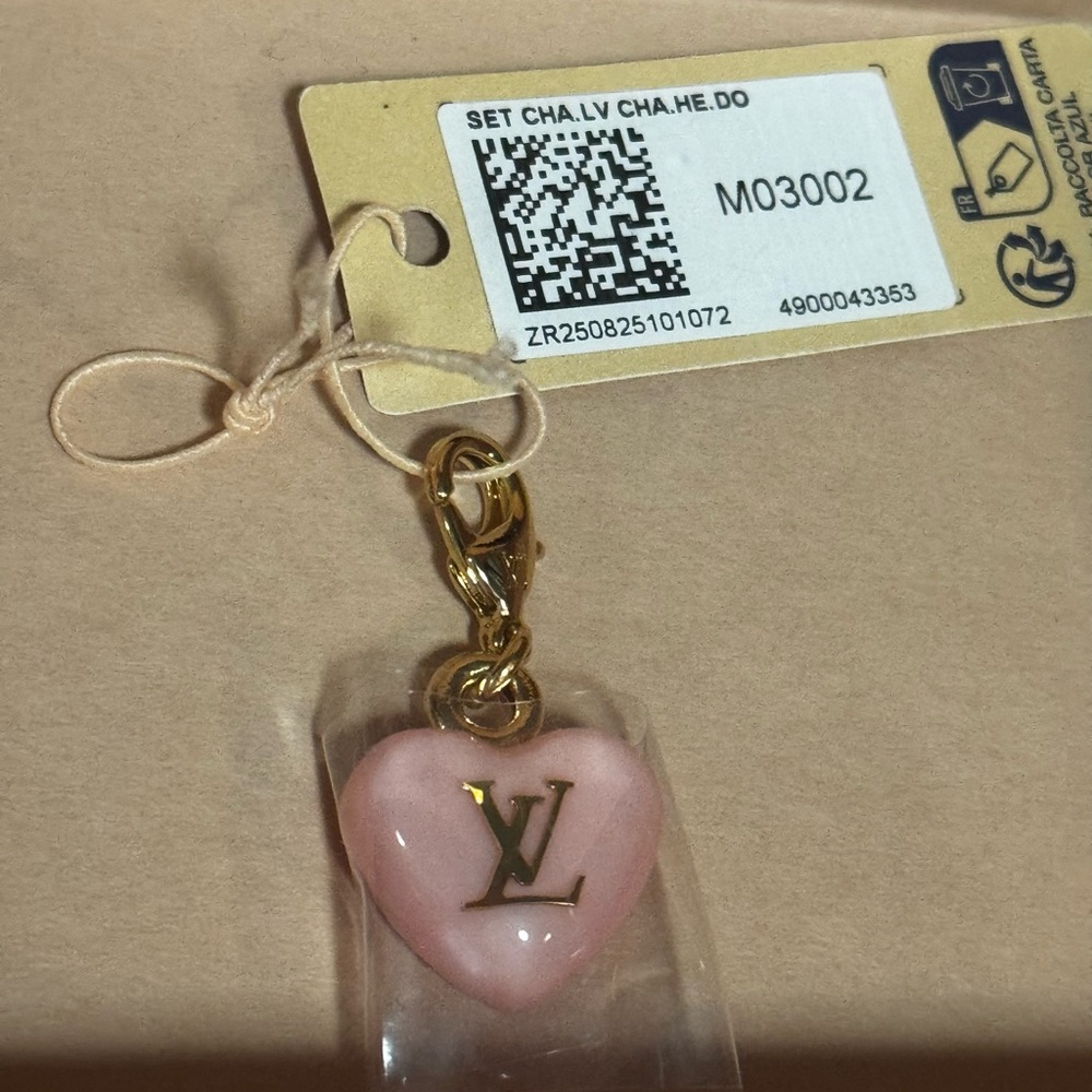 Louis Vuitton Pink Heart Charm with Gold LV Details and clasp New with tags - Picture 9 of 9